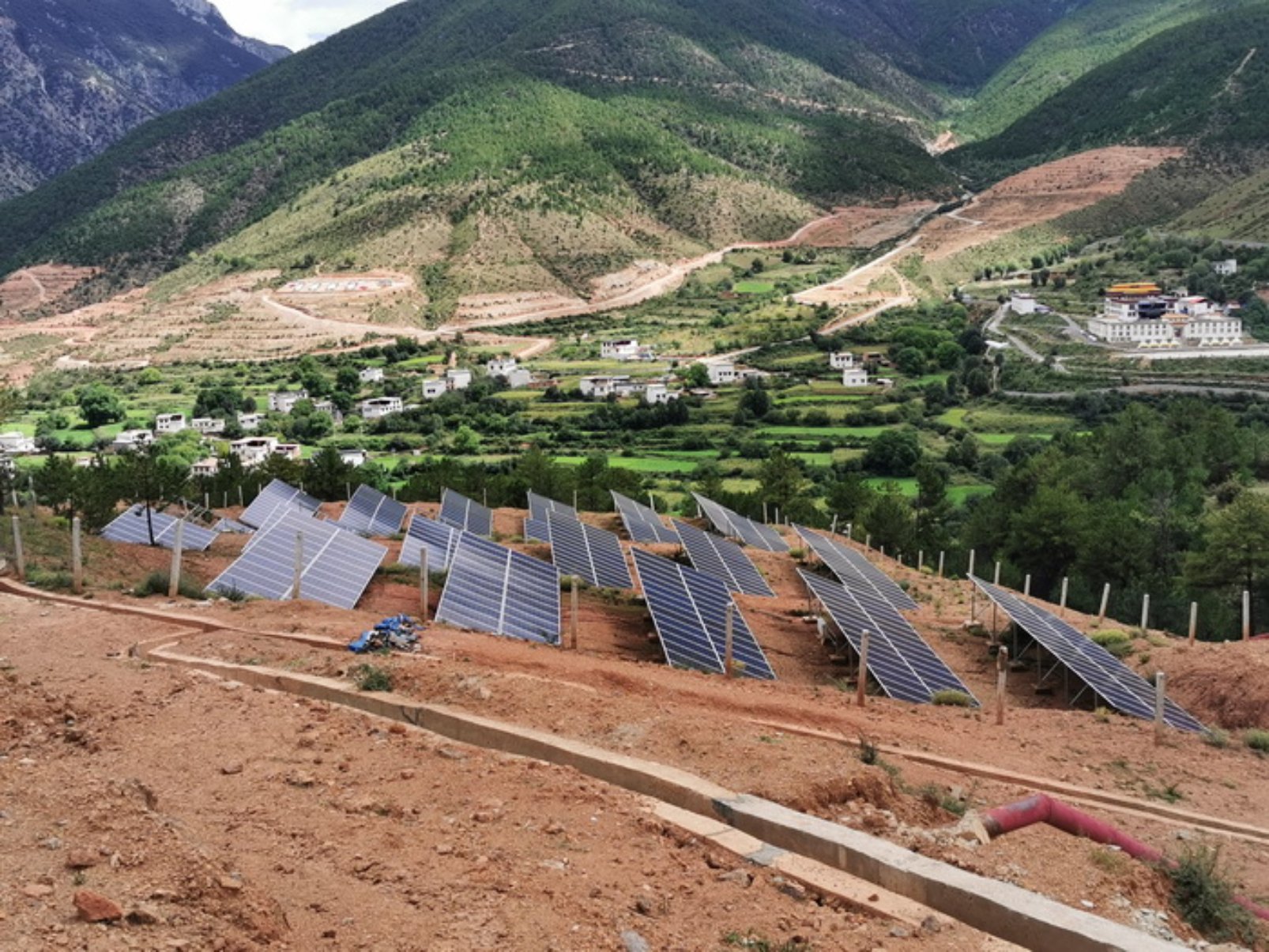 巴塘县中咱村太阳能光伏泵站年提水能力30余万方,年可节约用电近40万